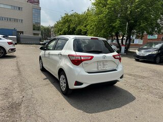 2018 Toyota Vitz III (XP130) Рестайлинг, белый, 1059000 рублей, вид 2