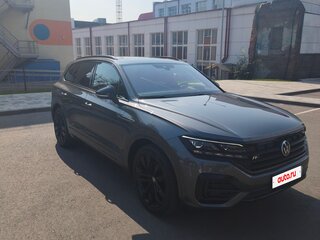 2021 Volkswagen Touareg III, серый, 7950000 рублей, вид 2