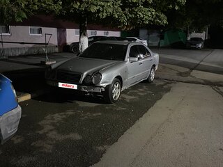 1997 Mercedes-Benz E-Класс 230 II (W210, S210), серебристый, 135000 рублей, вид 1
