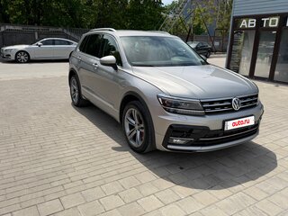 2018 Volkswagen Tiguan II, серебристый, 3490000 рублей, вид 2