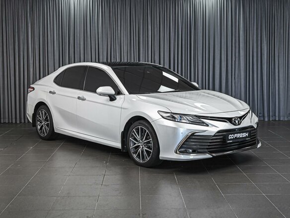 2022 Toyota Camry VIII (XV70) Рестайлинг, белый, 3075000 рублей