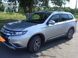 2017 Mitsubishi Outlander III Рестайлинг 2, серебристый, 2000000 рублей, вид 4