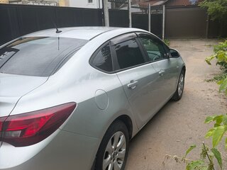 2013 Opel Astra J Рестайлинг, серебристый, 650000 рублей, вид 3