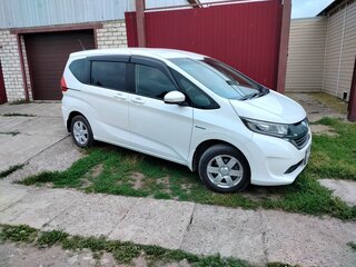 2017 Honda Freed+ II, белый, 1350000 рублей, вид 3