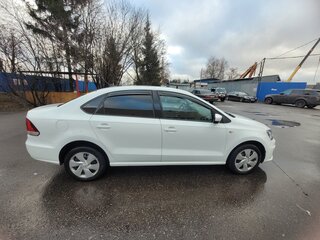 2017 Volkswagen Polo V Рестайлинг, белый, 950000 рублей, вид 2
