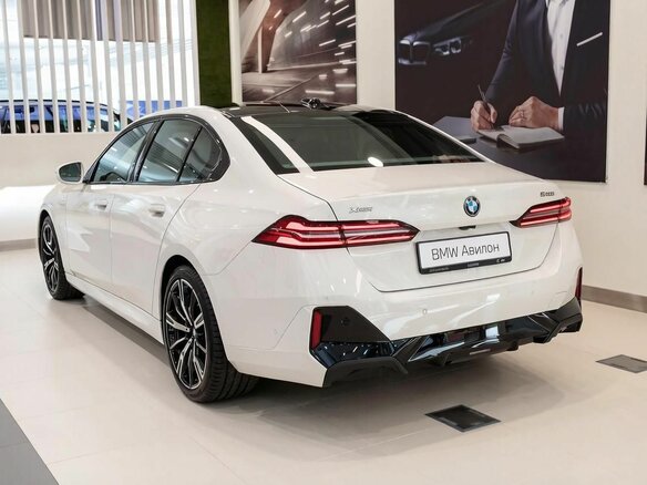2025 BMW 5 серии 530i xDrive VIII (G60/G61/G68), белый, 10949900 рублей - вид 2