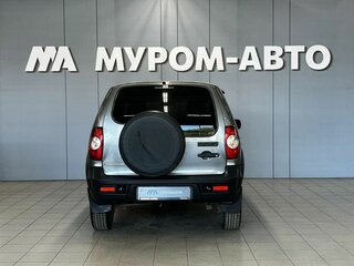 2018 Chevrolet Niva I Рестайлинг, серебристый, 750000 рублей, вид 3