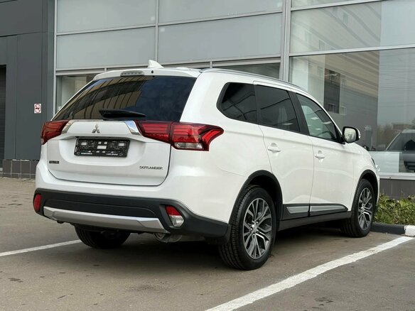 2018 Mitsubishi Outlander III Рестайлинг 2, белый, 1790000 рублей - вид 5