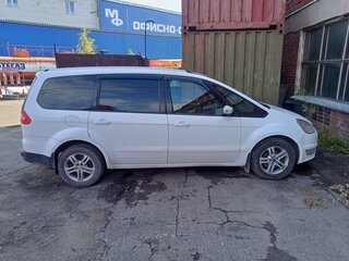 2011 Ford Galaxy II Рестайлинг, белый, 900000 рублей, вид 3
