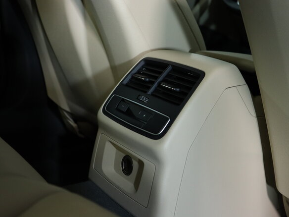 2016 Audi A4 V (B9), красный - вид 24