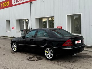 2004 Mercedes-Benz C-Класс 240 II (W203) Рестайлинг, чёрный, 700000 рублей, вид 4