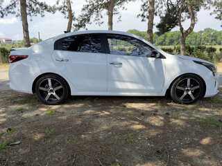 2021 Kia Rio IV Рестайлинг, белый, 1875000 рублей, вид 4