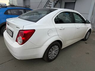 2013 Chevrolet Aveo II, белый, 845000 рублей, вид 2