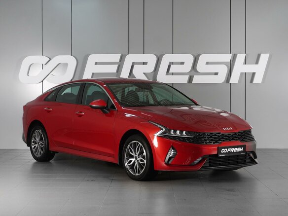 2022 Kia K5 III, красный