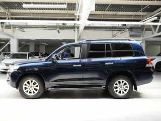 2017 Toyota Land Cruiser 200 Series Рестайлинг 2, синий, 5680000 рублей, вид 4