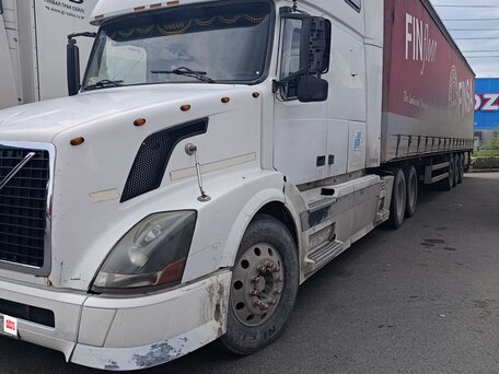 2004 Volvo VNL, белый, 2000000 рублей, вид 3