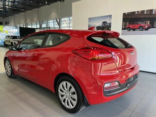 2017 Kia Ceed II Рестайлинг, красный, 1150000 рублей, вид 4