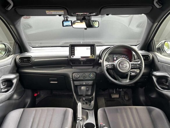 2023 Toyota Yaris IV, белый, 1052000 рублей - вид 5