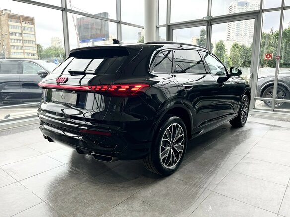 2026 Audi Q5 L III (GU), чёрный, 6750000 рублей - вид 1