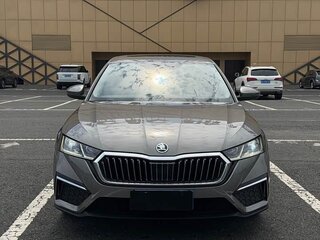 2022 Skoda Octavia IV (A8), бежевый, 1850000 рублей, вид 2