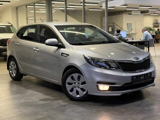 2015 Kia Rio III Рестайлинг, серебристый, 759000 рублей, вид 3