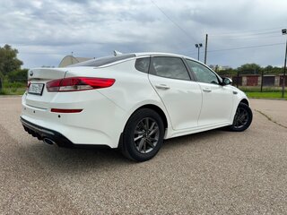 2020 Kia Optima IV Рестайлинг, белый, 1900000 рублей, вид 4