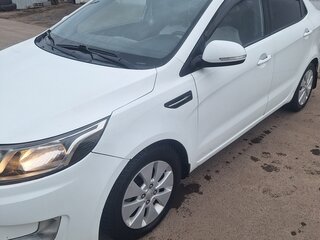 2013 Kia Rio 4-speed III, белый, 850000 рублей, вид 3