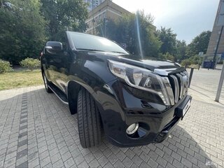 2013 Toyota Land Cruiser Prado 5-speed 150 Series Рестайлинг 1, чёрный, 3850000 рублей, вид 3