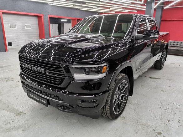 2019 Ram 1500 Crew Cab V, чёрный