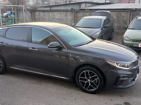 2019 Kia Optima IV Рестайлинг, серый, 1800000 рублей - вид 1
