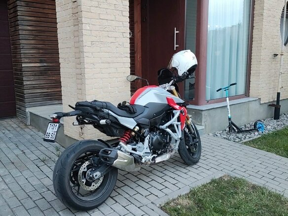2020 BMW F 900 R, красный, 900000 рублей - вид 2