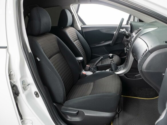 2011 Toyota Corolla X (E140, E150) Рестайлинг, белый, 900000 рублей - вид 7