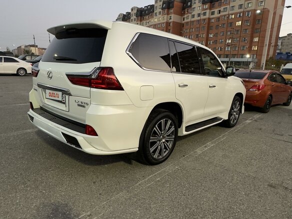 2016 Lexus LX 570 III Рестайлинг 2, белый, 9300000 рублей - вид 8