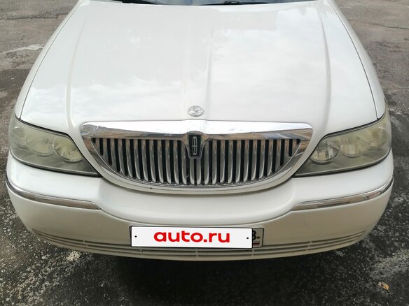 2004 Lincoln Town Car III Рестайлинг, белый, 1550000 рублей - вид 1