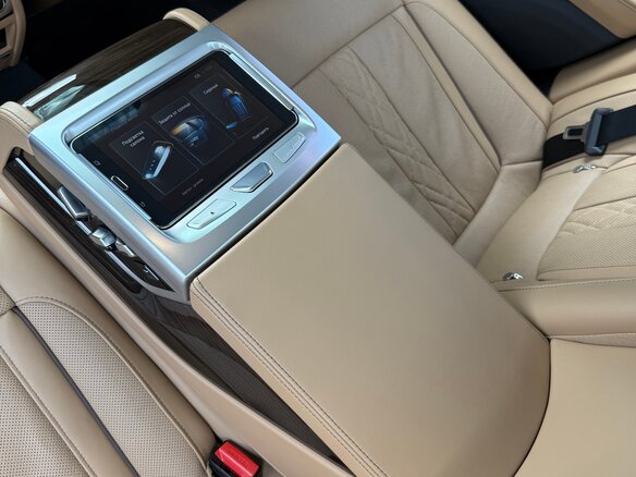 2016 BMW 7 серии 750i xDrive VI (G11/G12), чёрный, 3400000 рублей - вид 32