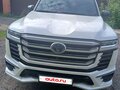 2022 Toyota Land Cruiser 300 Series, белый - вид 1