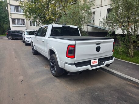 2022 Ram 1500 Crew Cab V, белый, 6550000 рублей, вид 3