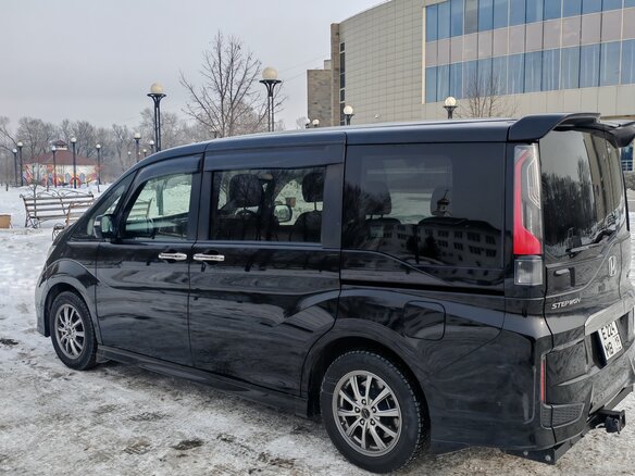 2016 Honda Stepwgn V, чёрный, 2250000 рублей - вид 2