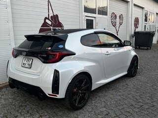 2021 Toyota Yaris IV, белый, 3700000 рублей, вид 4