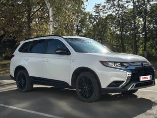 2020 Mitsubishi Outlander III Рестайлинг 3, белый, 2900000 рублей, вид 3