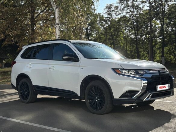 2020 Mitsubishi Outlander III Рестайлинг 3, белый, 2900000 рублей - вид 2
