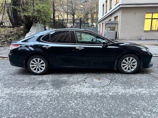 2021 Toyota Camry VIII (XV70), чёрный, 2550000 рублей, вид 3