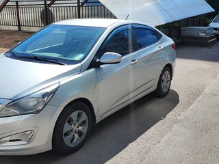2016 Hyundai Solaris I Рестайлинг, серебристый, 650000 рублей, вид 1