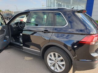 2018 Volkswagen Tiguan II, чёрный, 3115000 рублей, вид 3