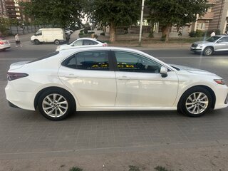 2021 Toyota Camry VIII (XV70) Рестайлинг, белый, 2740000 рублей, вид 3