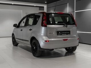2013 Nissan Note I Рестайлинг, серебристый, 880000 рублей, вид 4
