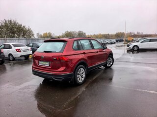 2022 Volkswagen Tiguan II Рестайлинг, красный, 3016000 рублей, вид 2