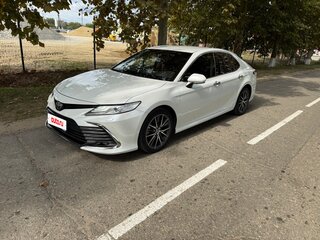 2021 Toyota Camry VIII (XV70) Рестайлинг, белый, 3550000 рублей, вид 3