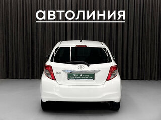 2012 Toyota Vitz III (XP130), белый, 679000 рублей, вид 4