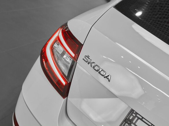 2017 Skoda Octavia III (A7) Рестайлинг, белый, 1399000 рублей - вид 6